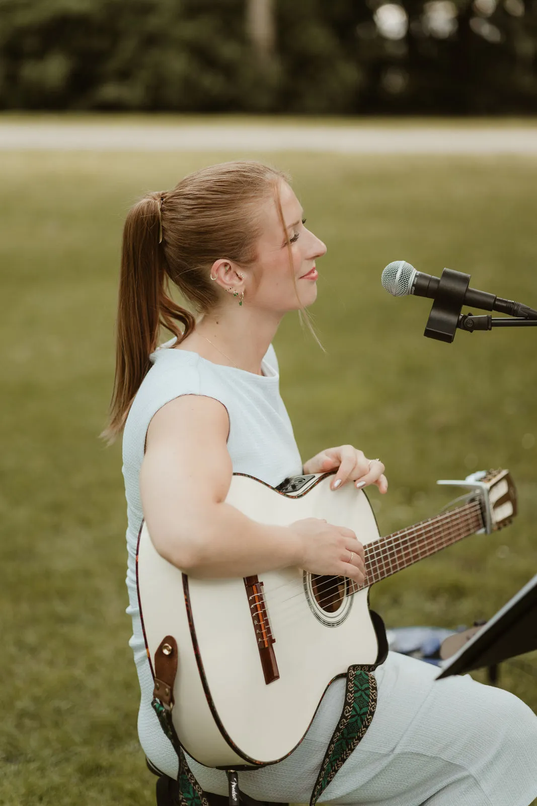 Jasmin singt mit Gitarre bei einer Trauung