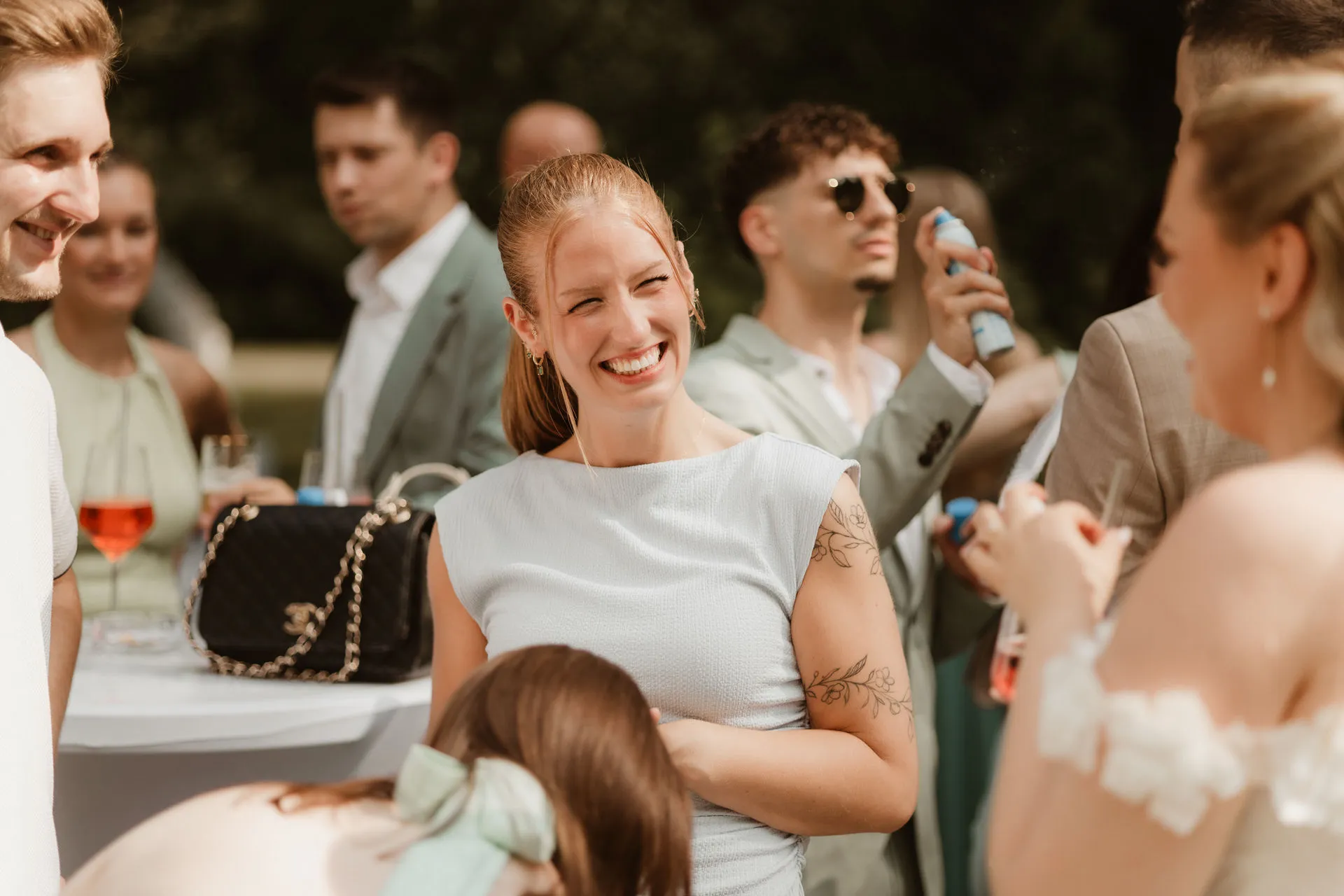 Jasmin lacht herzlich beim Sektempfang einer Hochzeit